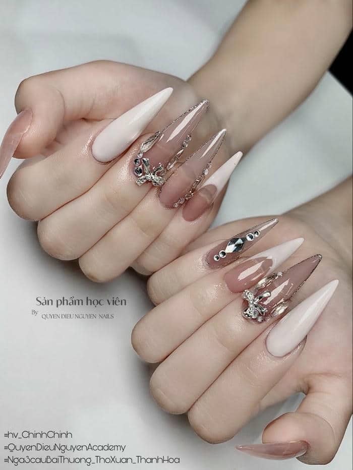 Nails french gắn đá from nhọn