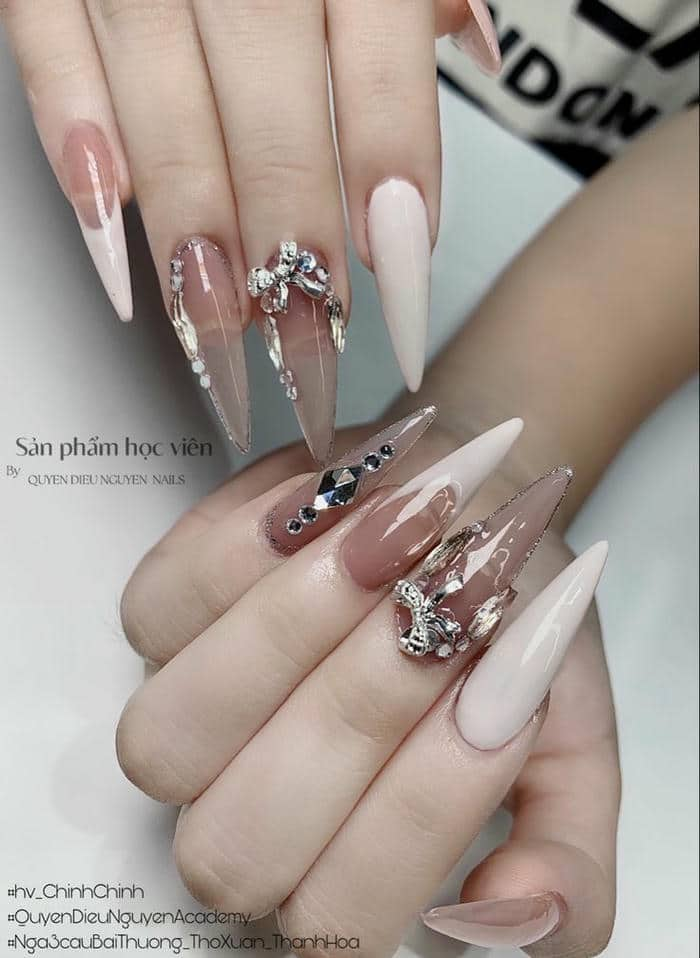 Nails trắng hồng from nhọn