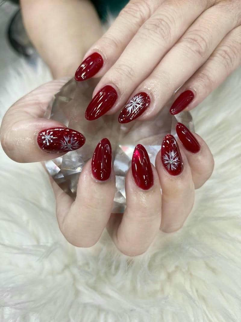 mẫu nail cô dâu màu đỏ