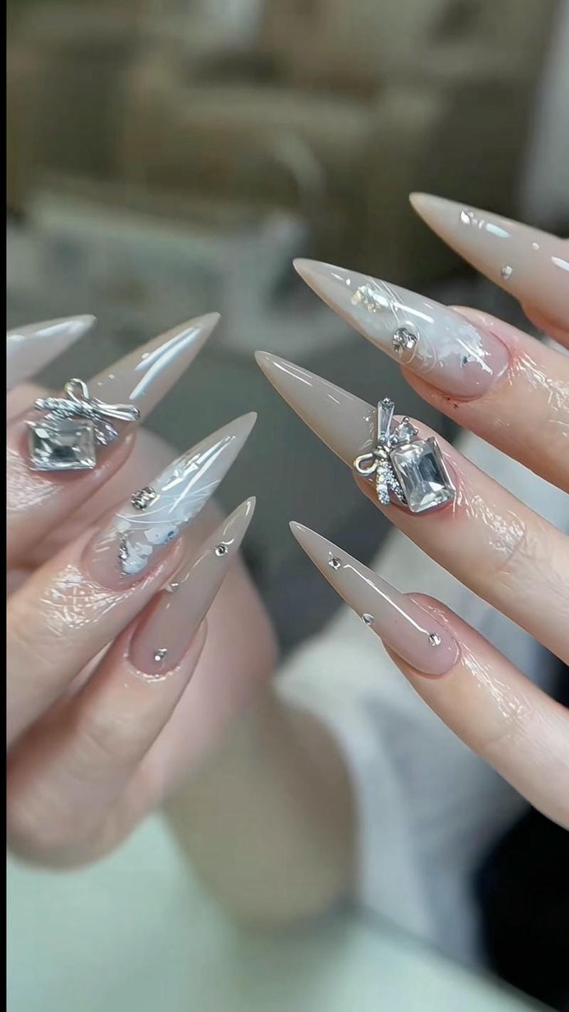 mẫu nail đẹp cho cô dâu chụp ảnh cưới