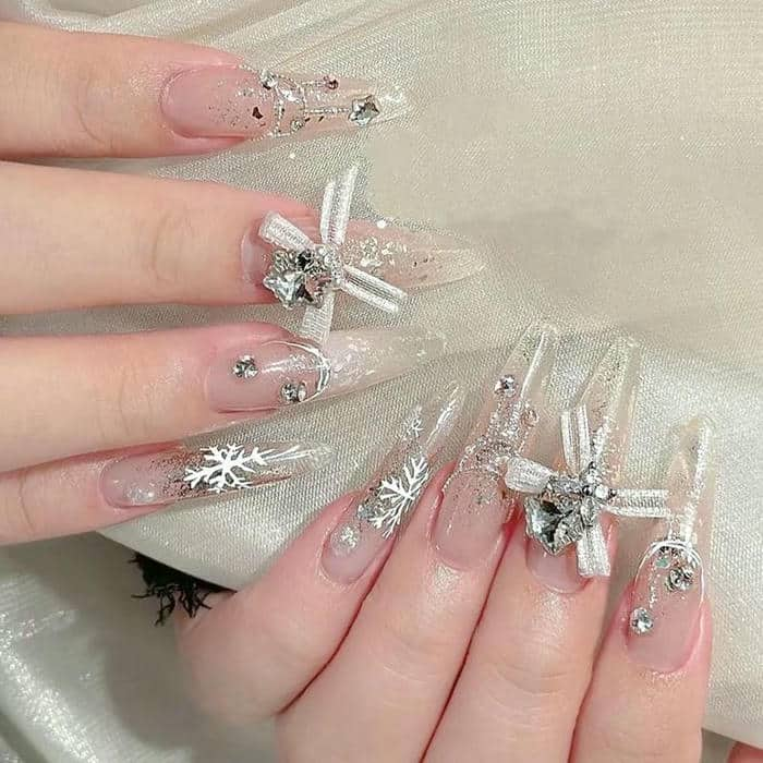 mẫu nail đính đá cho da ngăm