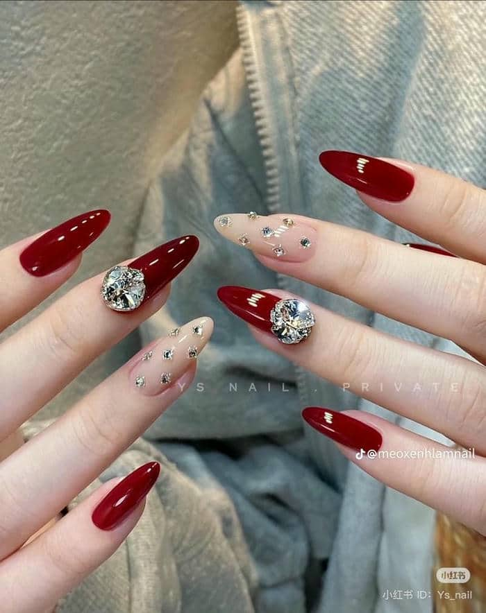 mẫu nail đính đá đơn giản sáng tay