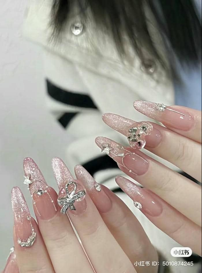 mẫu nail đính đá tôn da