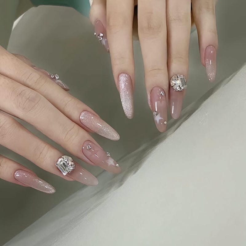 mẫu nail móng nhọn tròn tết