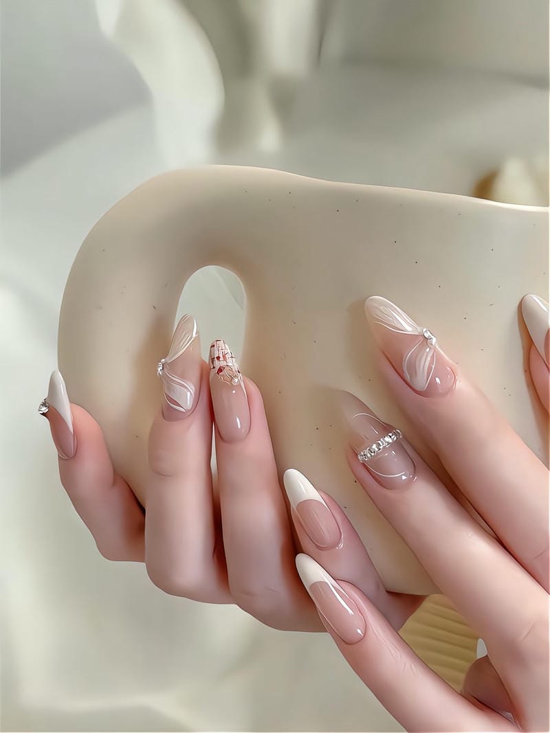 mẫu nail tết đính bướm nhẹ nhàng