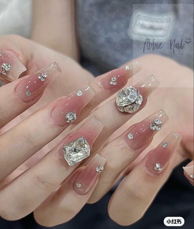 mẫu nail thạch hồng ombre kết hợp đính đá