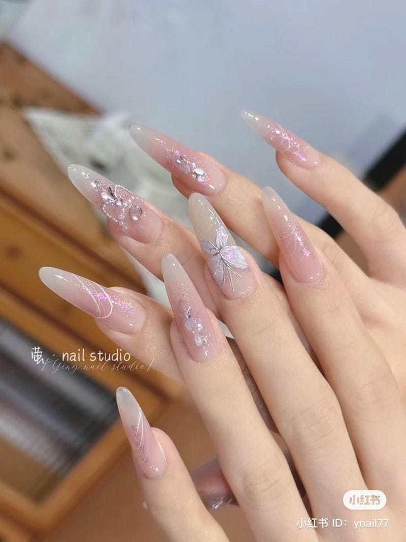 mẫu nail thạch màu ghi đính đá nhẹ nhàng