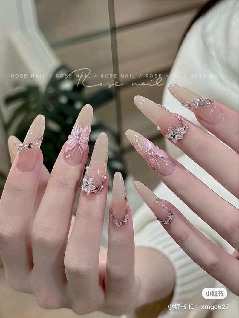 mẫu nail thạch màu nâu đính đá