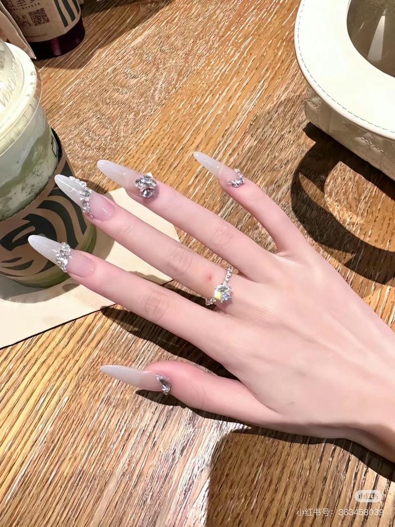 mẫu nail thạch trắng đính đá