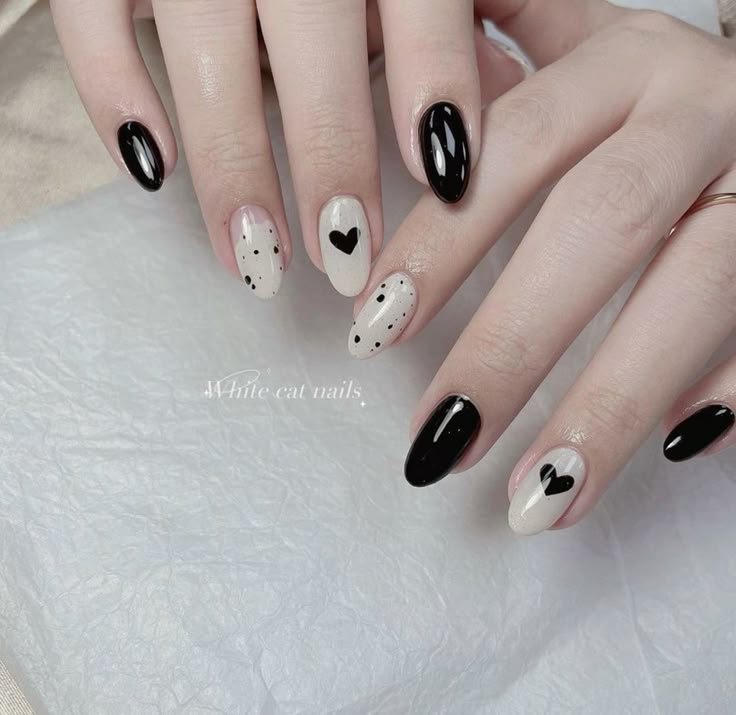 mẫu nail trắng đen đơn giản