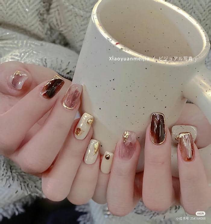 mẫu nail tráng gương viền nổi màu vàng đồng