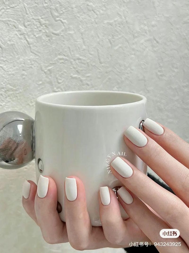 mẫu nail trắng trơn đơn giản