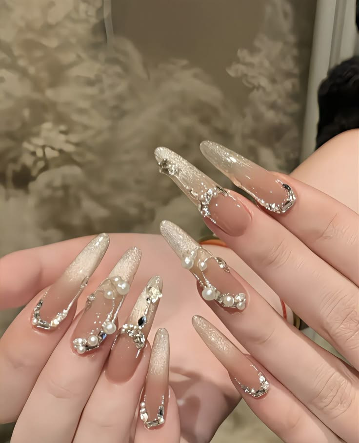 nail cô dâu form nhọn đính đá