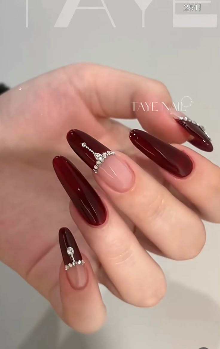 nail cô dâu màu đỏ đính đá nhẹ nhàng