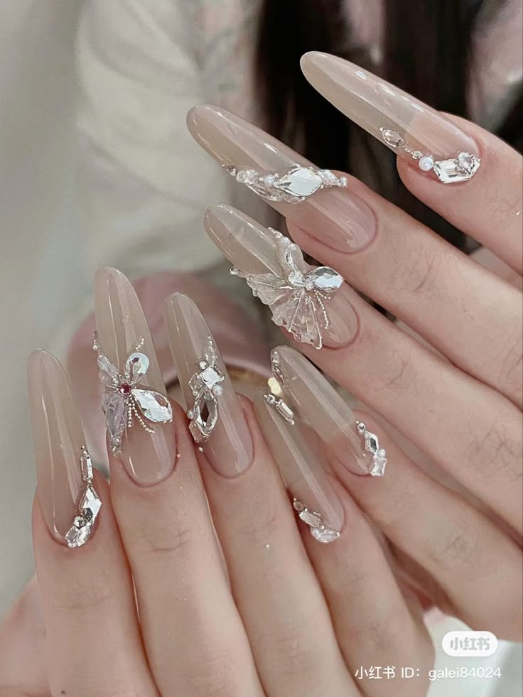 nail cô dâu màu thạch nude đính đá