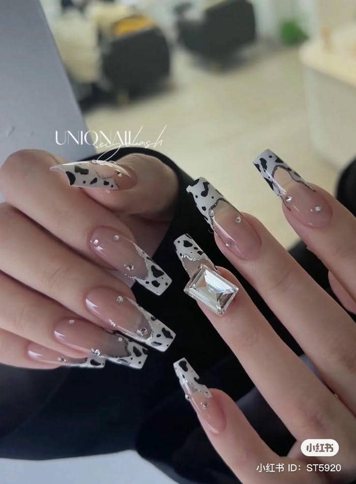 nail đen trắng cá tính