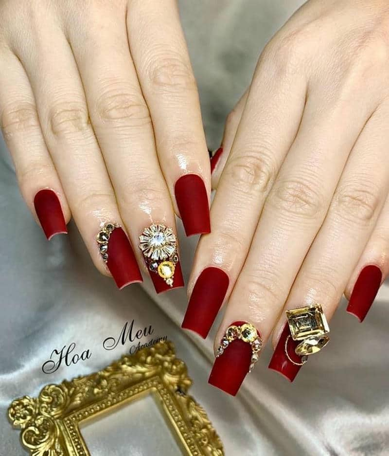 nail đính đá sang trọng màu đỏ