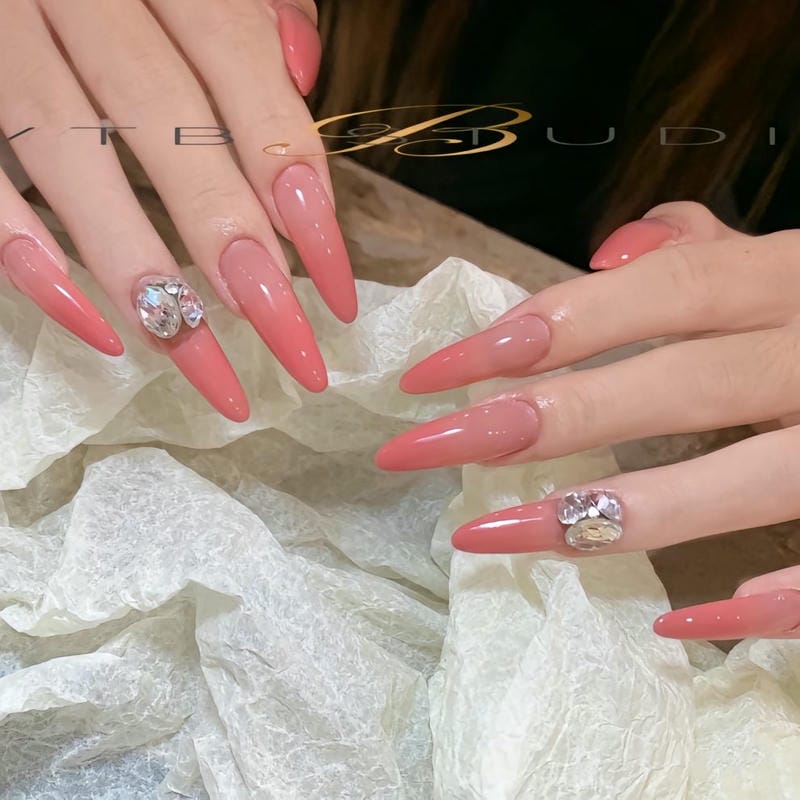 nail hồng đính đá màu hồng