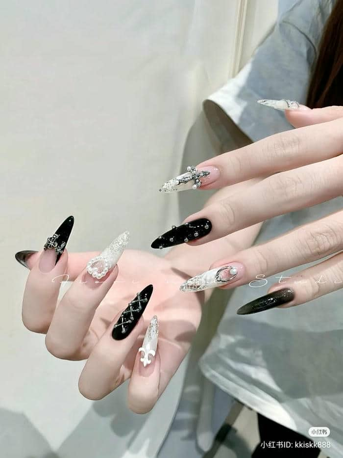 nail nhọn đen trắng cá tính