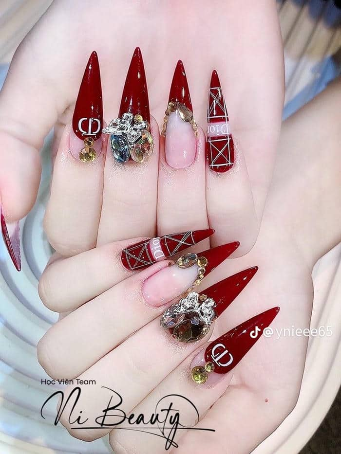 nail nhọn đỏ nổi bật