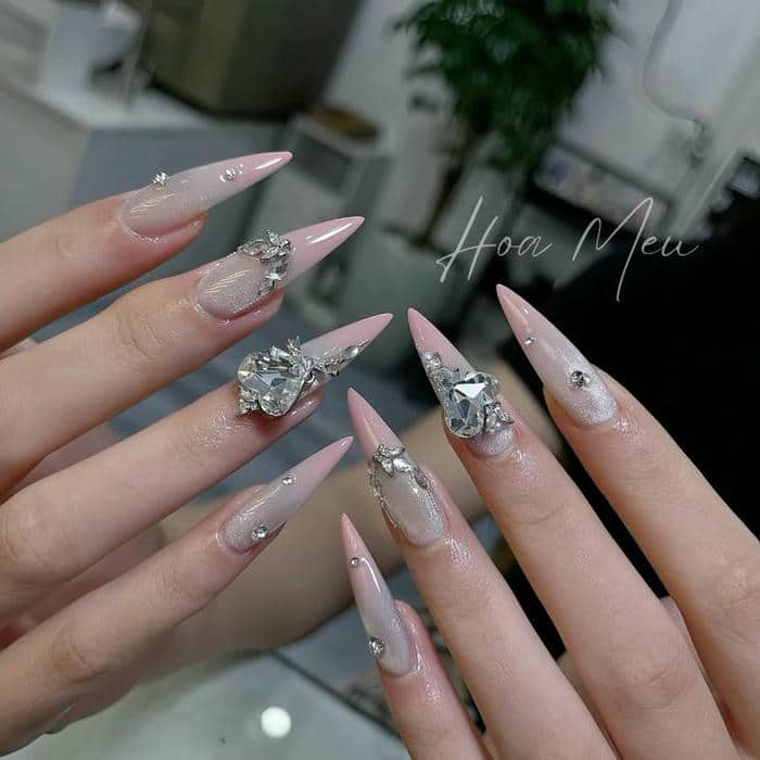 nail nhọn màu hồng đính đá