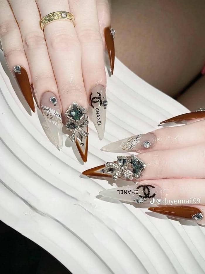 nail nhọn tone nâu sáng tay