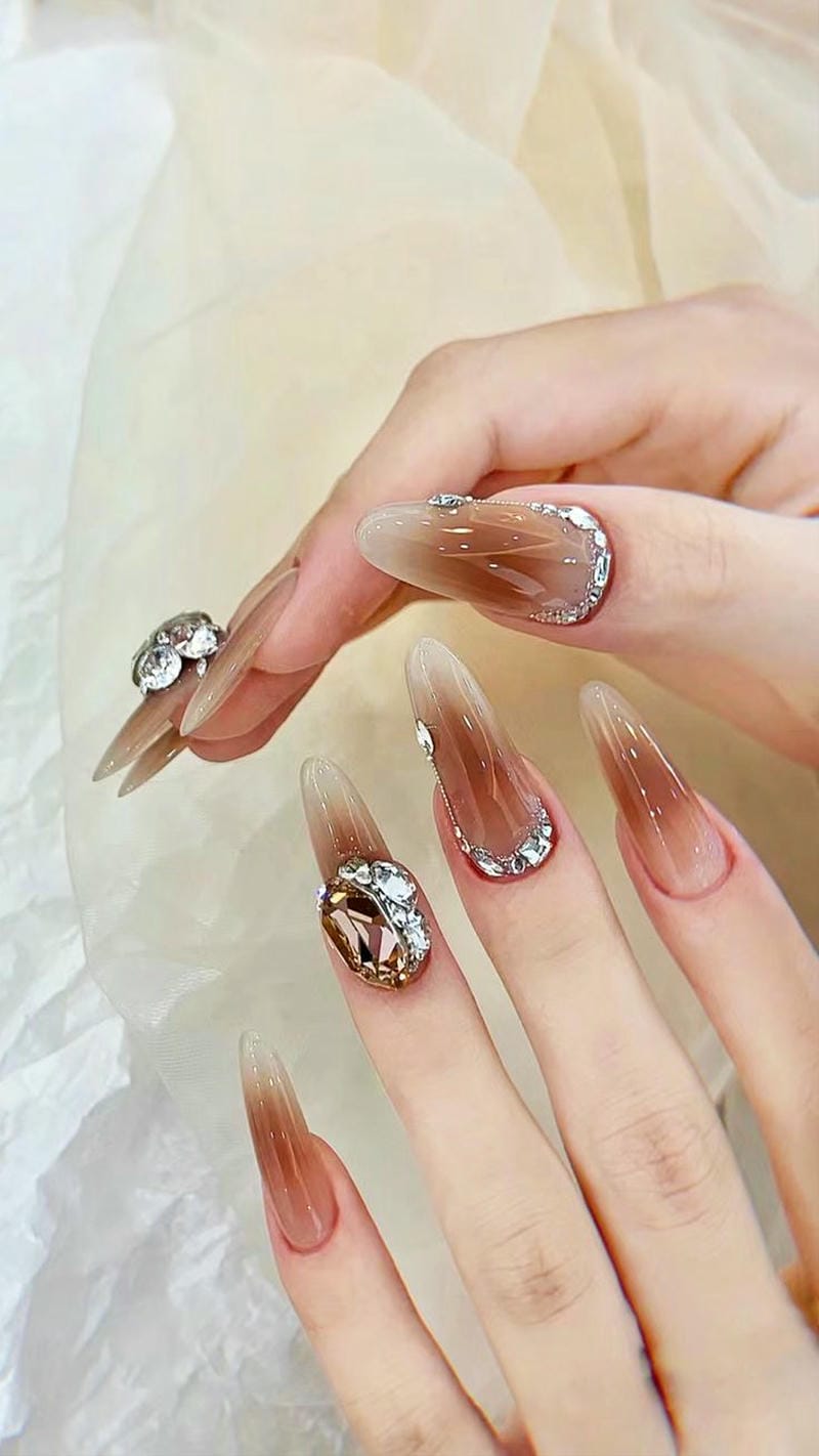 nail thạch màu nâu đính đá sang chảnh