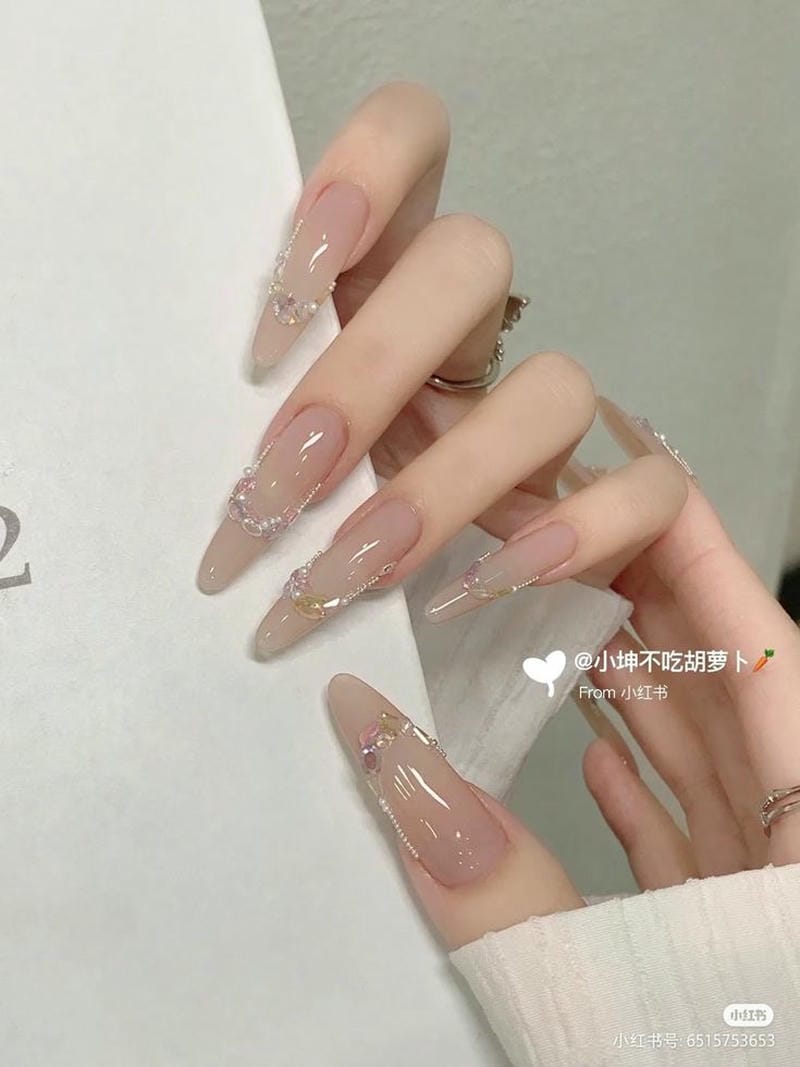 nail thạch màu nude đính đá nhẹ nhàng