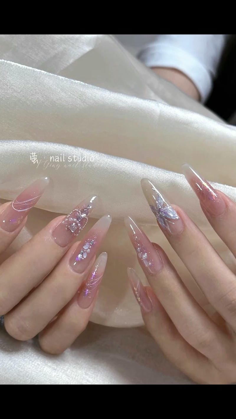 nail thạch trắng đính đá