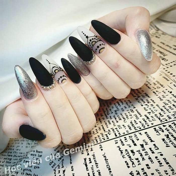 nail trắng đen đơn giản 