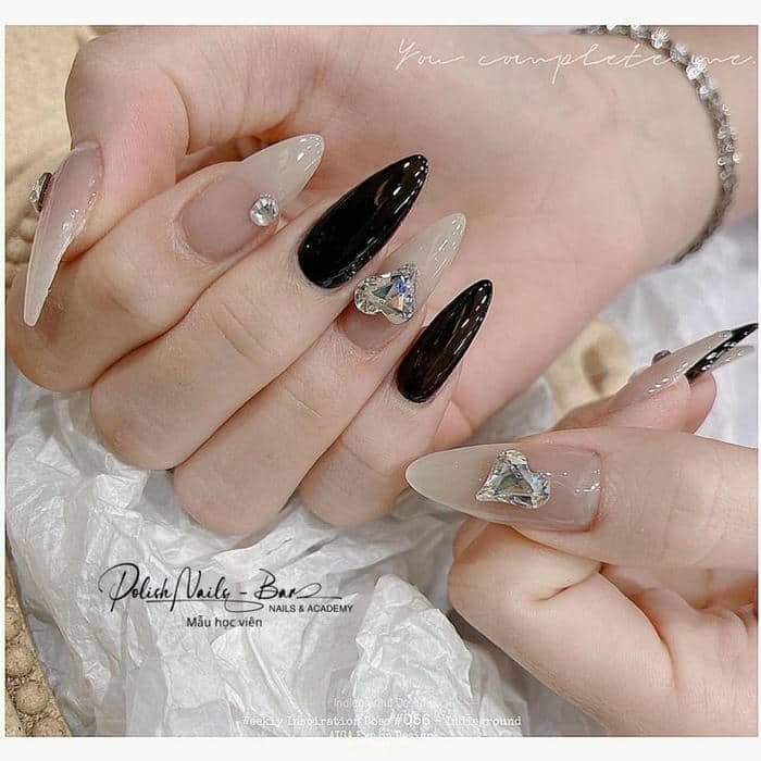 nail trắng đen nhọn