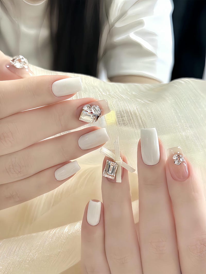 nail trắng đính đá sang chảnh