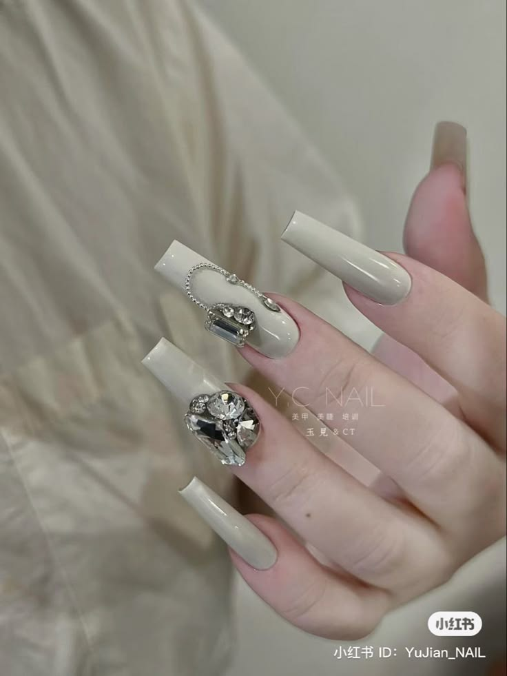 nail trắng dục đính đá sang chảnh