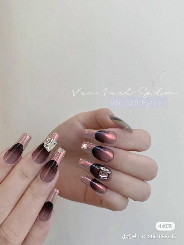 nail tráng gương màu đen hồng cá tính