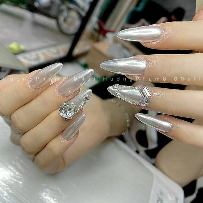 nail tráng gương trắng kết hợp đính đá