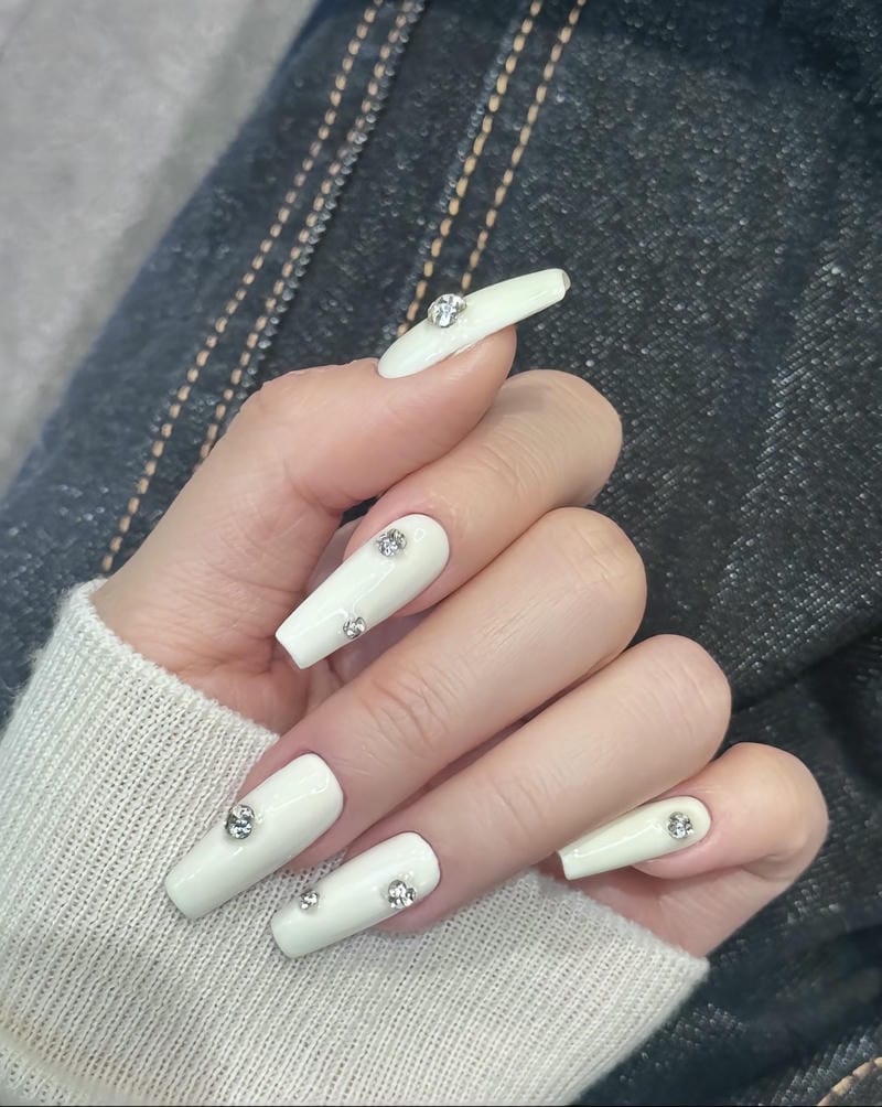 nail trắng sữa đính đá, đẹp