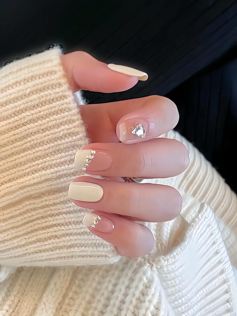 nail trắng sữa đính đá